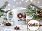 Preview: Personalisierbare Weihnachtstasse mit dem Hashtag #ChristmasBasics. Weihnachtliches Design mit Kranz, heißer Schokolade und Tannenbaum. Perfektes Geschenk für die Winterzeit.